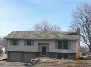 10348 V St, Omaha, NE 68127