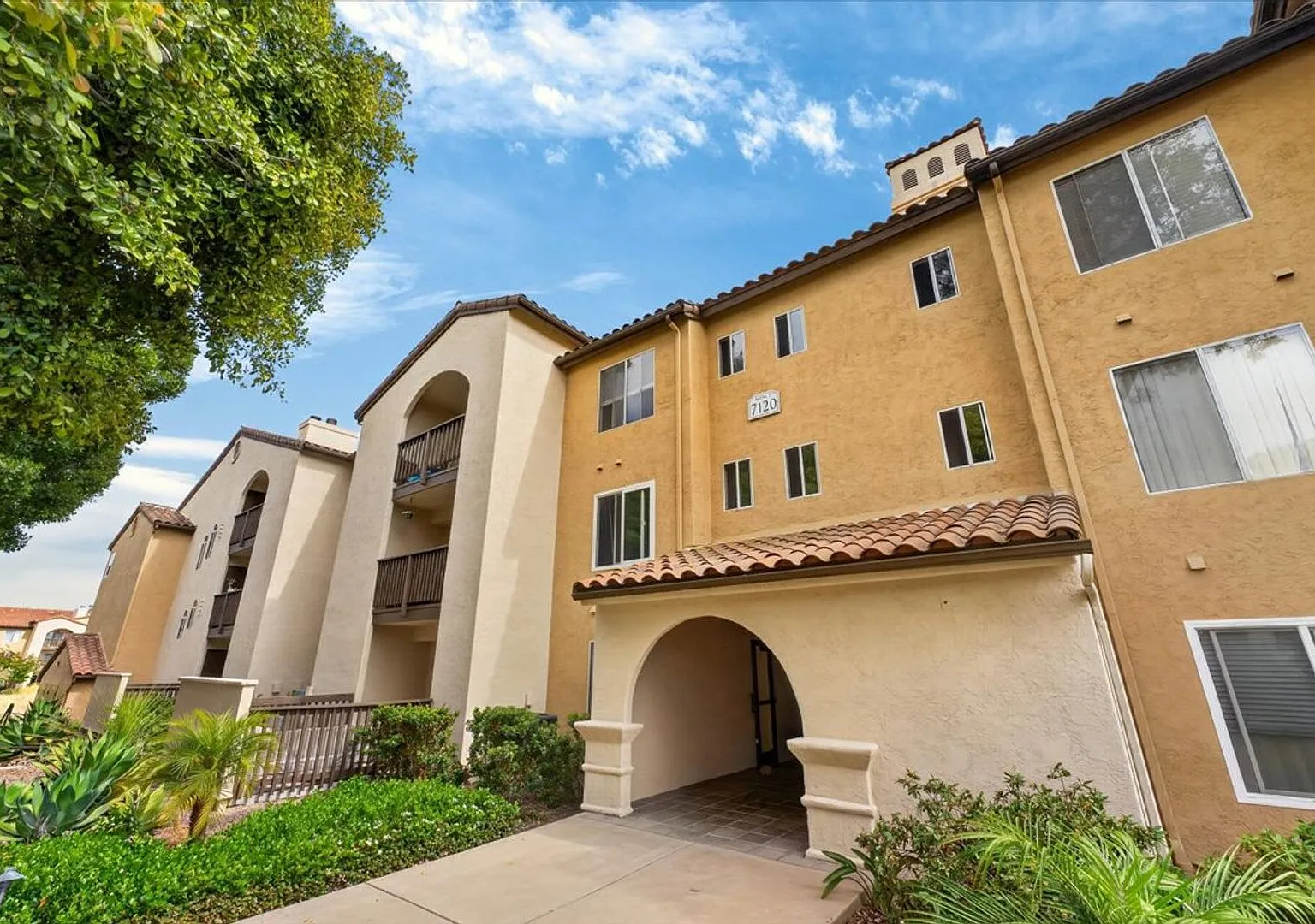 Delightful 2 Bedroom 2 Bath Condo in UTC — Photo 1