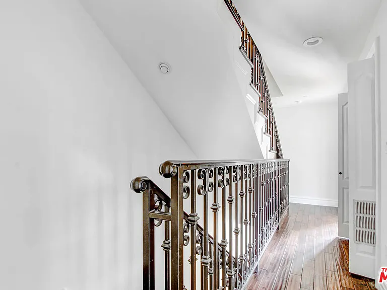 1096 S Bedford Dr #102 — Photo 8
