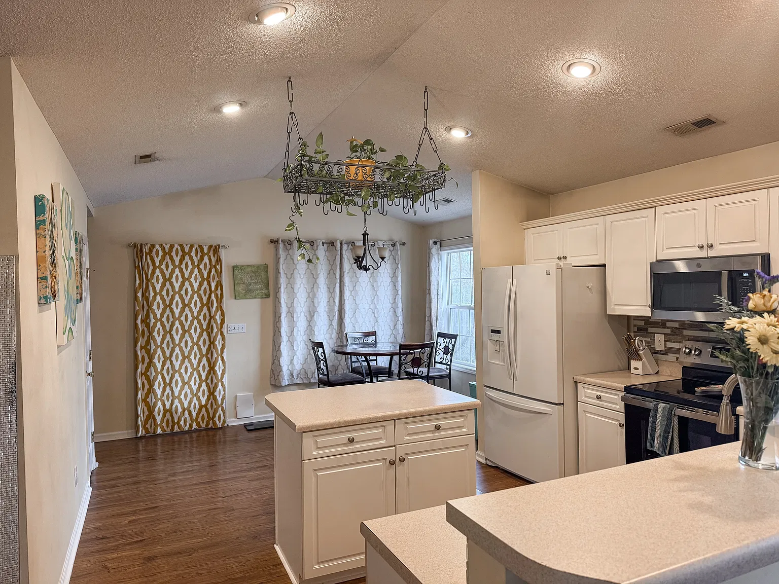 402 Montego Court - Main — Photo 4