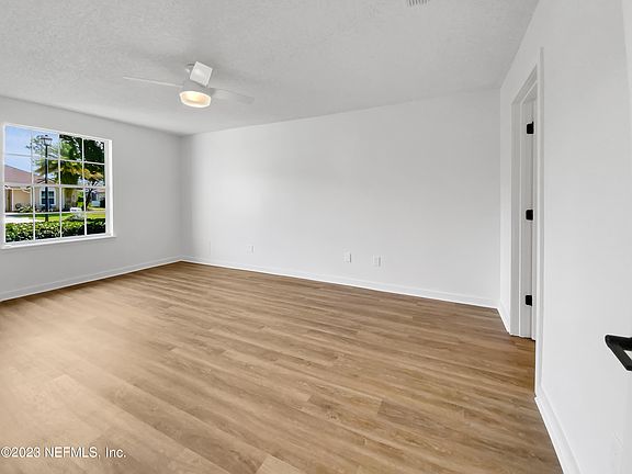 5th image of 141 JOHNS GLEN Drive