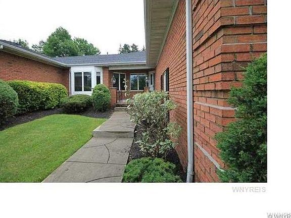 3rd image of 18 Hampton Hill Dr