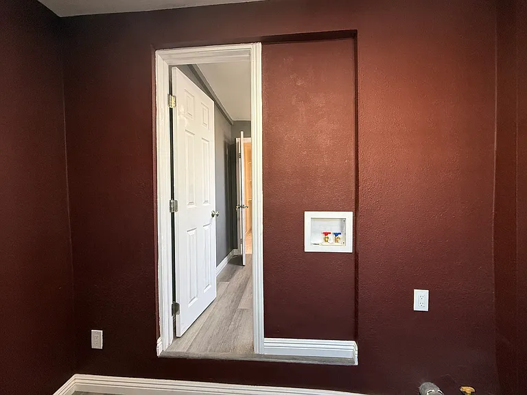 Laundry room comes with washer/dryer hookups