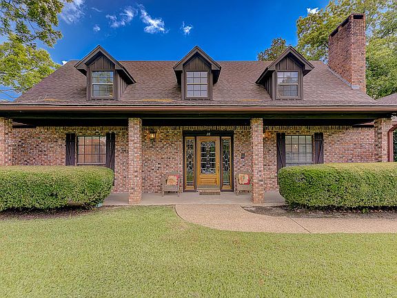 3rd image of 36 Lake Circle Dr