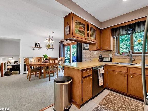 3rd image of 53633 Lynnham Ln