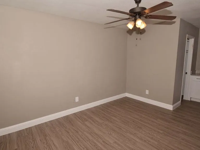 Lakeshore Villa Apartments — Photo 7