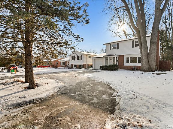 3rd image of 615 W Thirteen Mile Rd