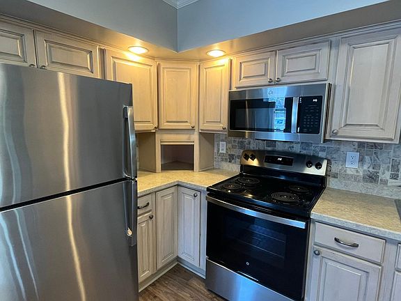 4th image of 216 Saratoga Ave APT 1E
