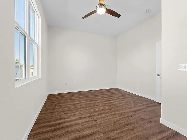 228 S San Dimas Ave — Photo 22