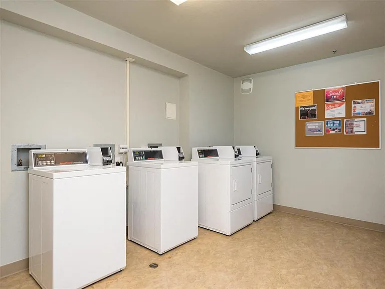 10th Street | Laundry