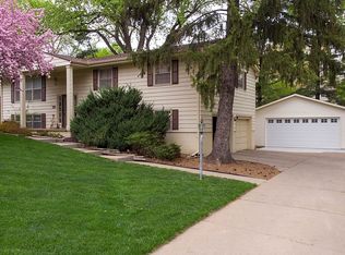 10516 Grover St, Omaha, NE 68124