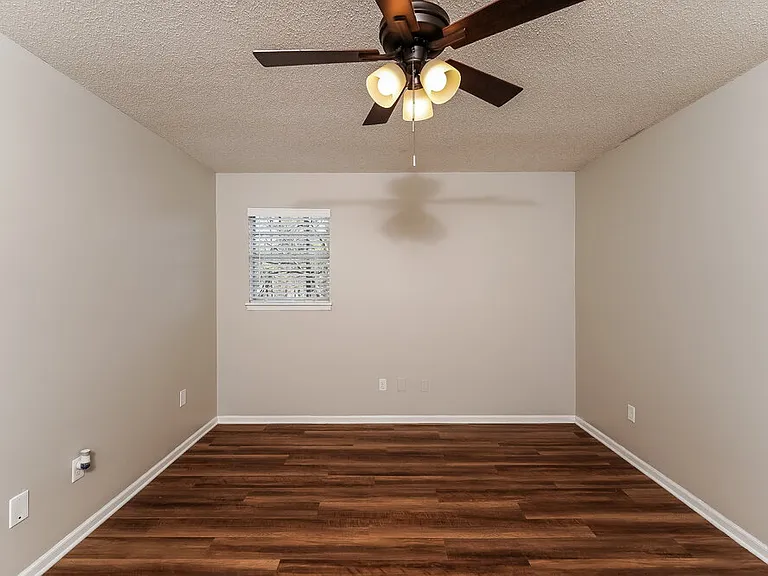 1920 Croydon Cir — Photo 13