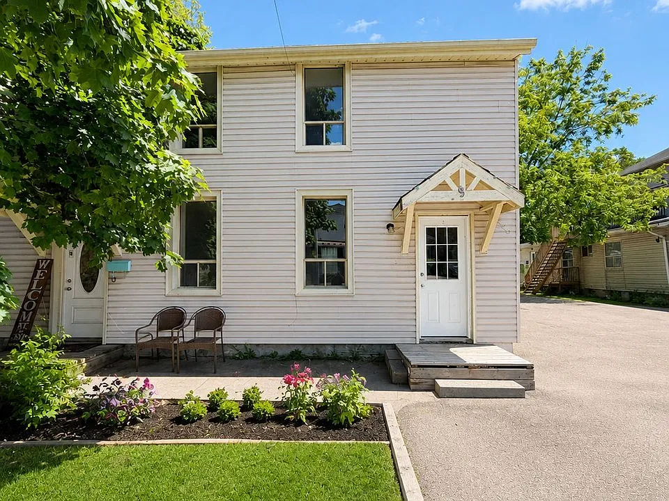 9 James St E