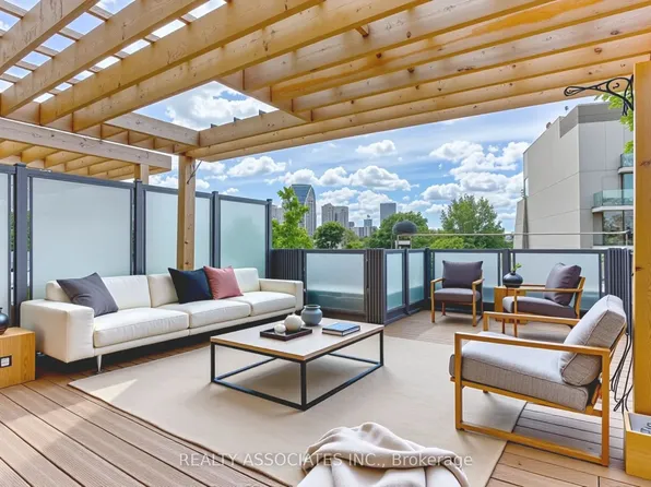 270 Davenport Rd #Townhouse 3, Toronto, ON M5R 0C1