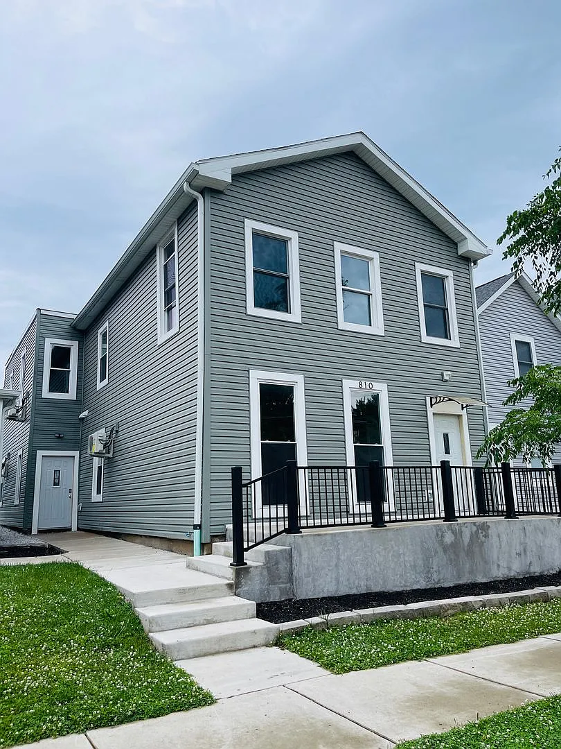 810 Brown — Photo 1
