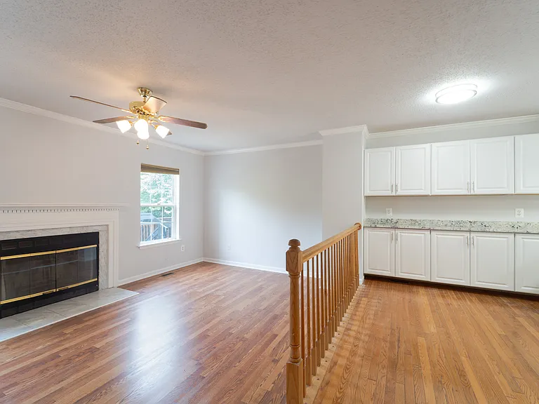 413 Lakeview Ct — Photo 13