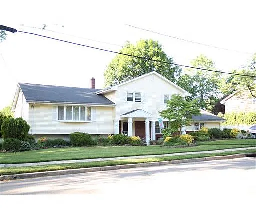 164 Mundy Ave photo 1