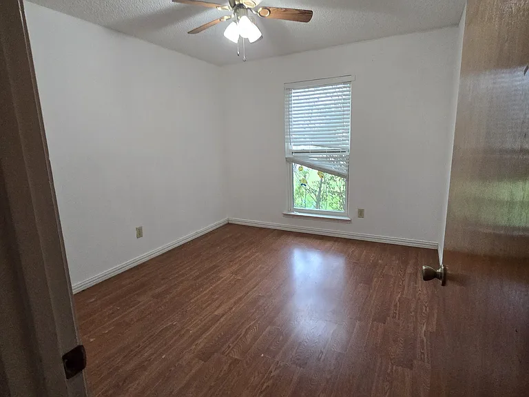 301 Colony Dr — Photo 9