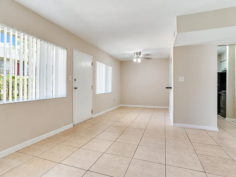 Chateau Apartments — Photo 37