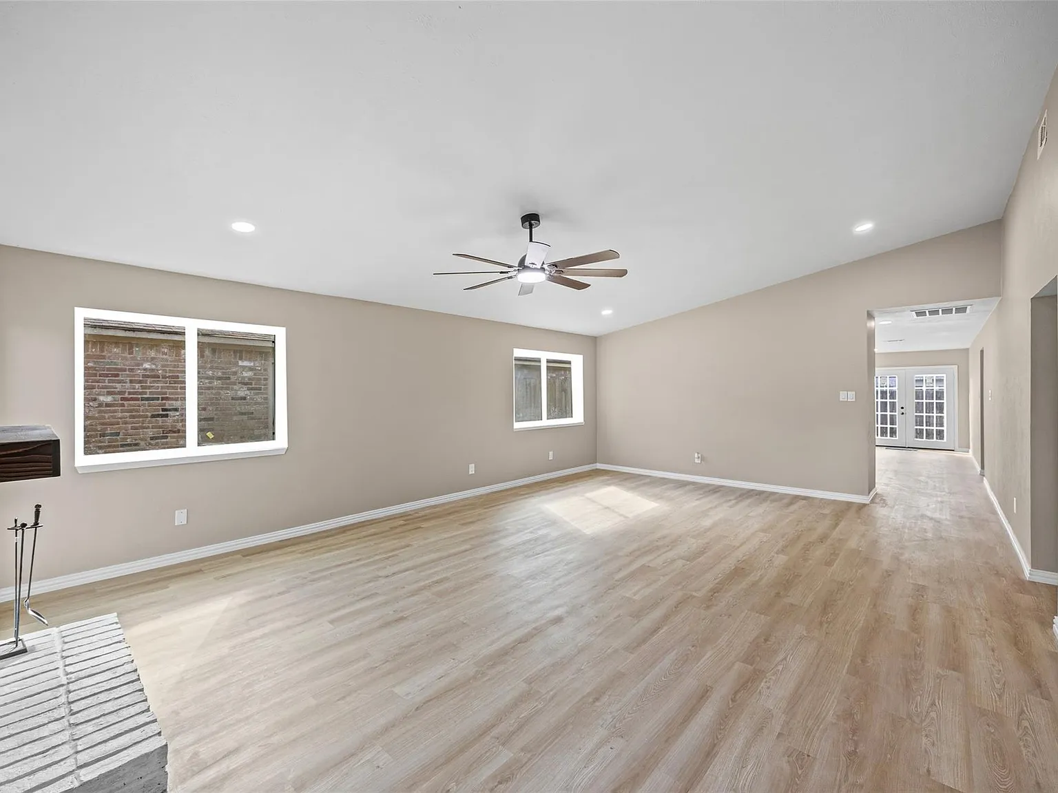 3 bed, 2.0 bath, 1810 sqft, $2,000 — Photo 2