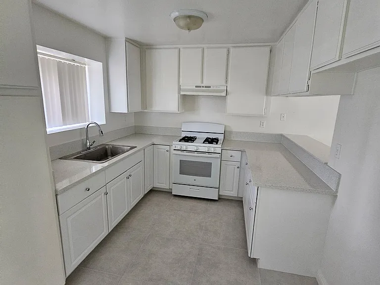 1341 E 9th St #5 — Photo 6