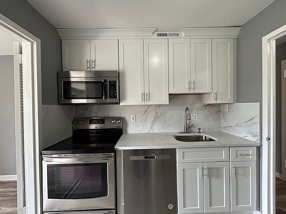 New kitchen w granite countertops, backsplash, SS appliances