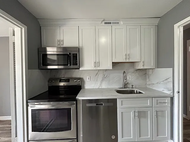 New kitchen w granite countertops, backsplash, SS appliances