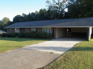 111 Holiday Dr, Lexington, NC 27295