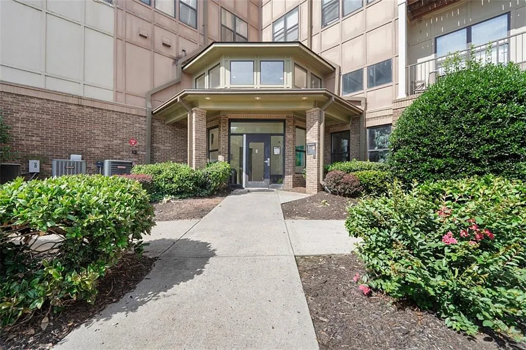 1 bed, 1.0 bath, 696 sqft, $1,650 — Photo 2