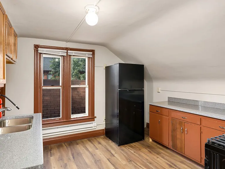 375 Erie St — Photo 3