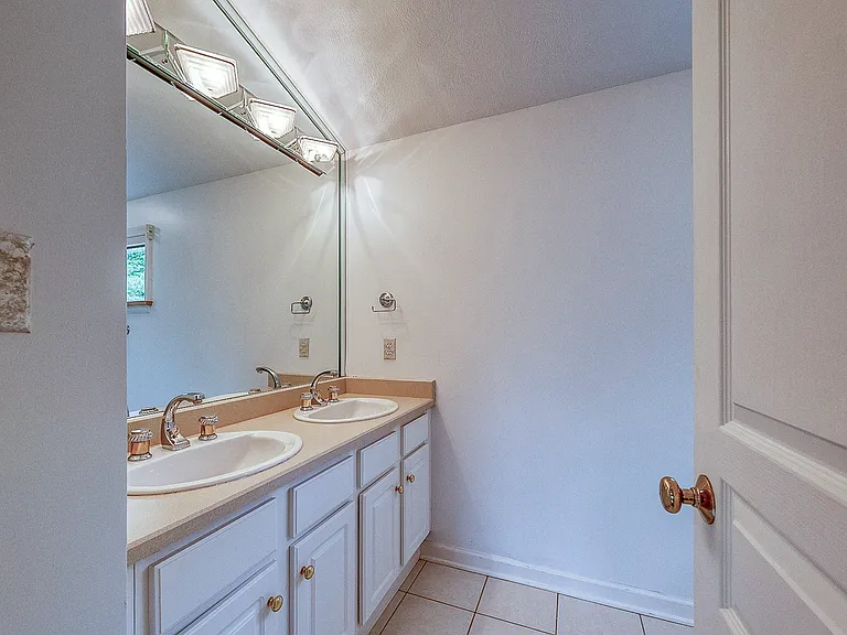 618 Essex Ct — Photo 29