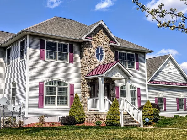 302 Schoolside Dr, Throop, PA 18512