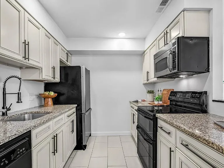 2557 E Seltzer St — Photo 3