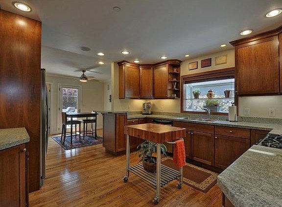 5th image of 411 Bayswater Ave