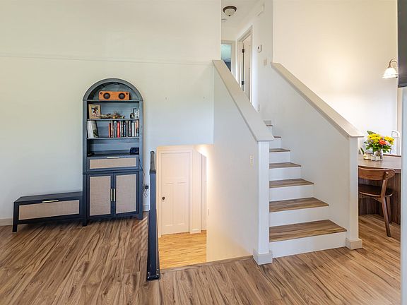 5th image of 900 Greyhawk Ct Court
