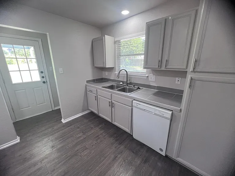2242-2244 Eastman Ave — Photo 7