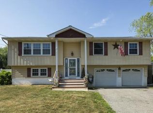688 White Cedar Dr, Toms River, NJ 08753