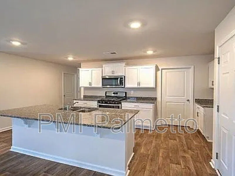 5 bed, 2.5 bath, 2368 sqft, $2,400 — Photo 2