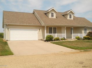 202 Newport Dr, Salem, IL 62881
