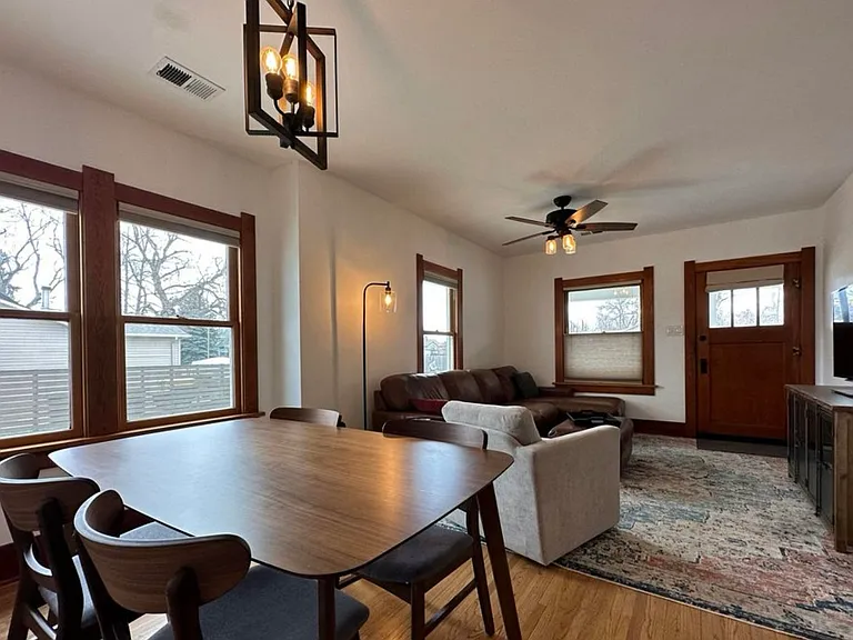 315 W 8th St — Photo 22