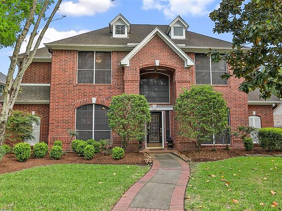 GREAT FLOOR PLAN AND LARGE BACK YARD