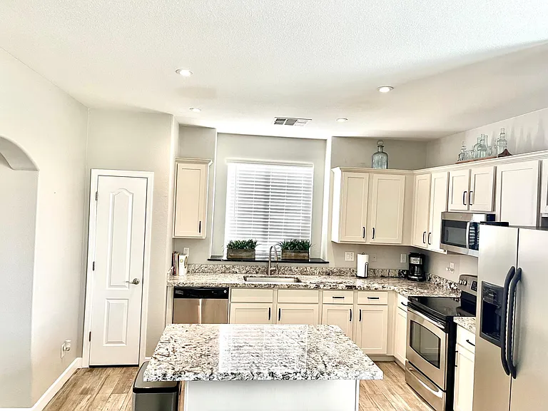 KITCHEN/KITCHEN ISLAND