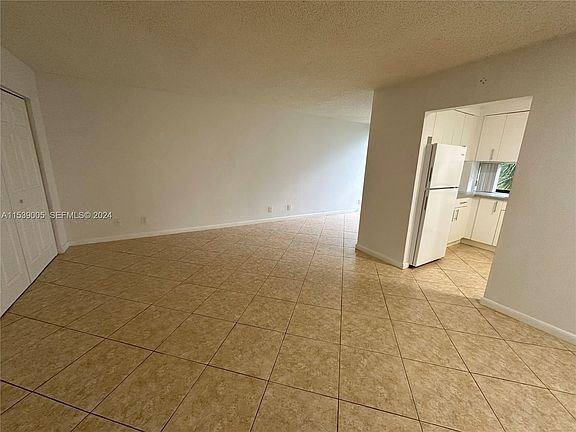5th image of 17021 N Bay Rd APT 320-4