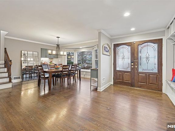 3rd image of 22 Maplewood Rd