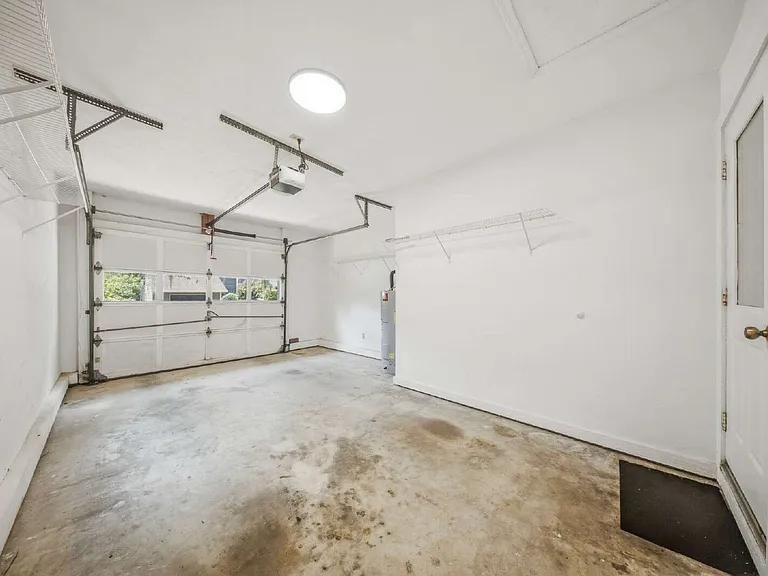 1402 Sturbridge Pl — Photo 33