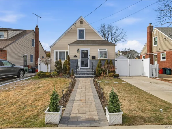 215 Monroe Street, Franklin Square, NY 11010