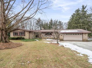 5800 Little Pine Ln, Rochester, MI 48306