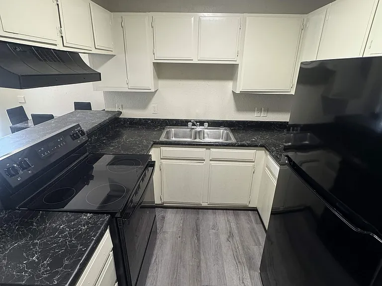 Chapparal Apartments — Photo 7
