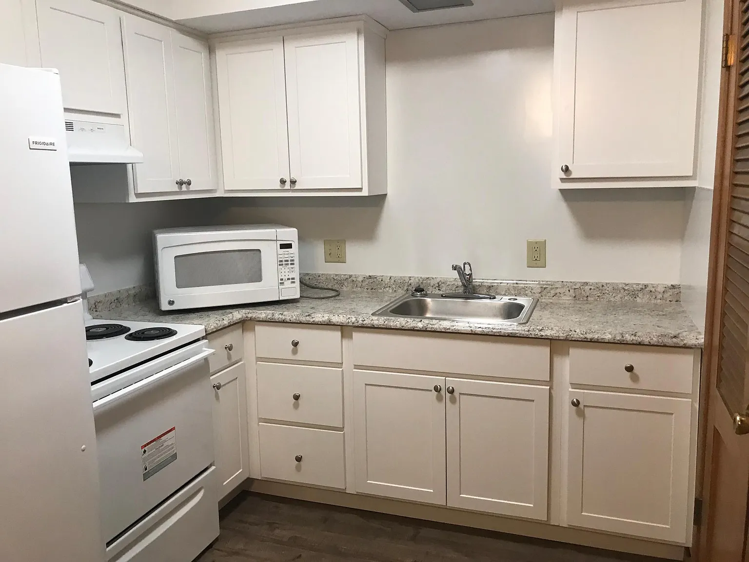 2 bed, 700 sqft, $1,050 — Photo 2