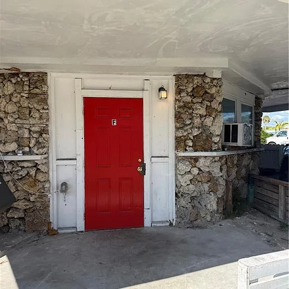 1189 N Tamiami Trl #F — Photo 6